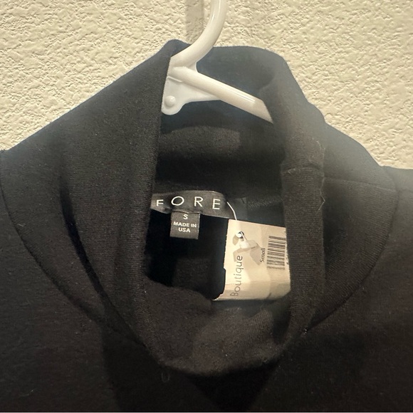 Long black dress with shoulder pads - Picture 2 of 4